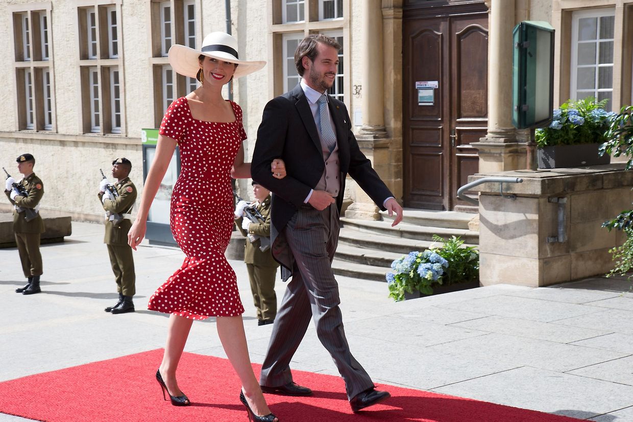 Beim traditionellen Te Deum am 23. Juni 2015 stahl Prinzessin Claire von Luxemburg in ihrem roten Polka-Dot-Dress von Dolce & Gabbana allen anderen Damen die Show.