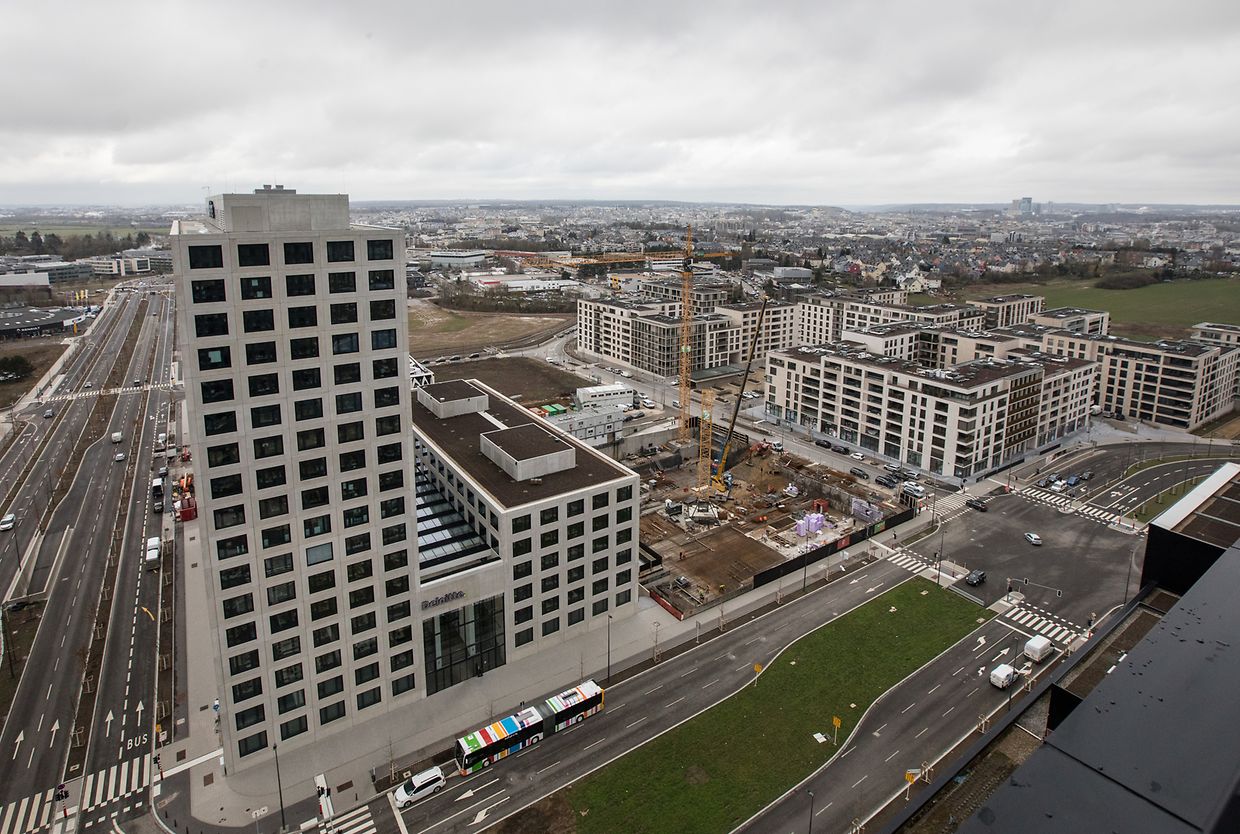 A l'arrière du "Cube" de Deloitte, trois immeubles vont sortir de terre. Un pour du coworking, un pour l'Etat et un autre pour des sociétés en manque de bureaux.