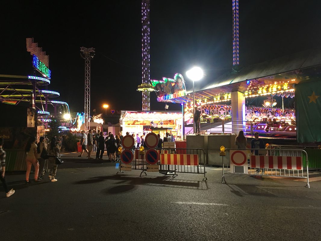 A l'intersection de l'allée Scheffer et de l'avenue Pasteur, une très large ouverture, et quelques barrières sur le côté. On aperçoit bel et bien 4 blocs de béton au centre droit de l'image, mais visiblement, ils n'ont pas été disposés au bon endroit