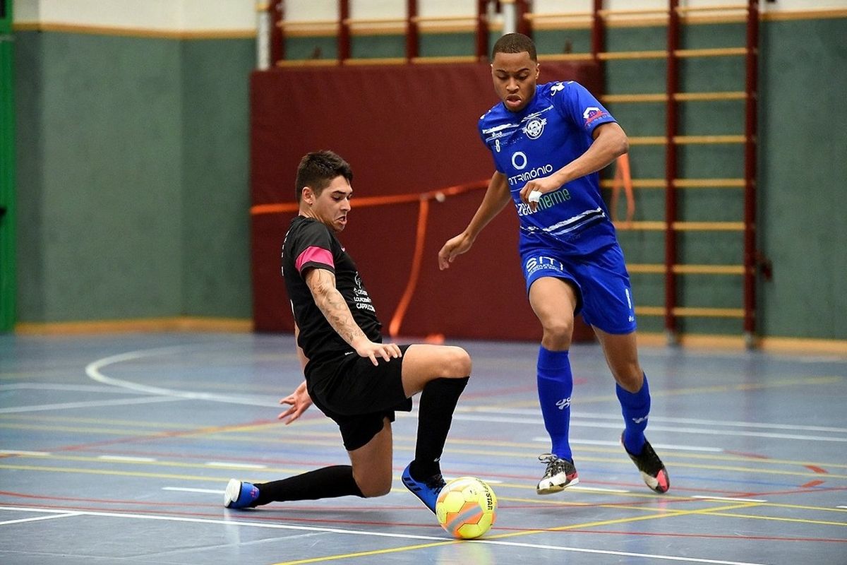 Marcelo Fortes (en bleu) et le Futsal US Esch ont contourné André Martins et le FC Nordstad sans trop de difficultés.  