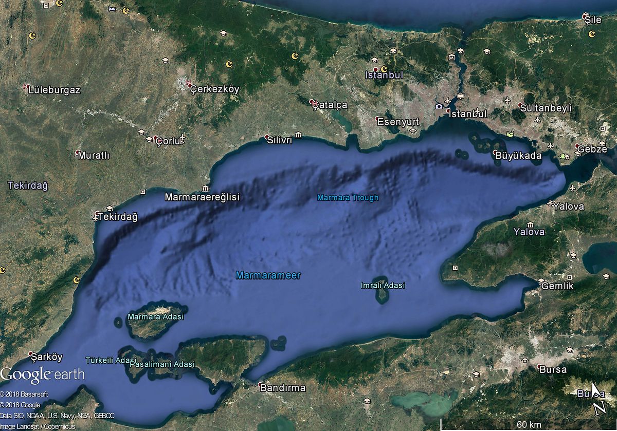 Istanbul und die Umgebung im Nordwesten der Türkei, Aufnahme aus dem Programm Google Earth. Im Norden liegt das Schwarze Meer, das über die Bosporusstraße mit dem Marmarameer (Mitte) verbunden ist. Unter dem Marmarameer nahe der Millionenmetropole Istanbul hat sich eine erhebliche tektonische Spannung mit großem Erdbebenpotenzial entwickelt. 