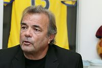 Dr. Michael Becker betreut Maurice Deville und Miralem Pjanic.