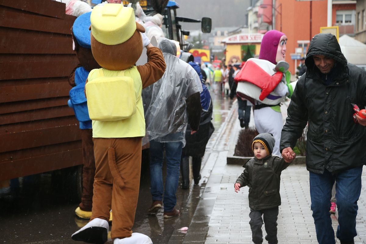Am Sonntag sind die Karnevalisten durch die Straßen von Schifflingen gezogen. 