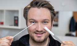 22.04.2021, Bayern, Nürnberg: Falk Stirkat, Mediziner, hält ein Wattestab aus einem Stammzellspender Typisierungs-Set in der Hand. Ein Corona-Test machen und sich gleichzeitig als potenzieller Stammzellspender registrieren lassen, das war die Idee des Nürnberger Arztes Stirkat. Menschen, die eine Corona Abstrich machen lassen, können sich beim selben Termin mit einem weiteren Abstrich, den sie dann selbst ausführen, als potenzielle Spender in die Stammzellen-Datenbank aufnehmen lassen. Foto: Daniel Karmann/dpa +++ dpa-Bildfunk +++