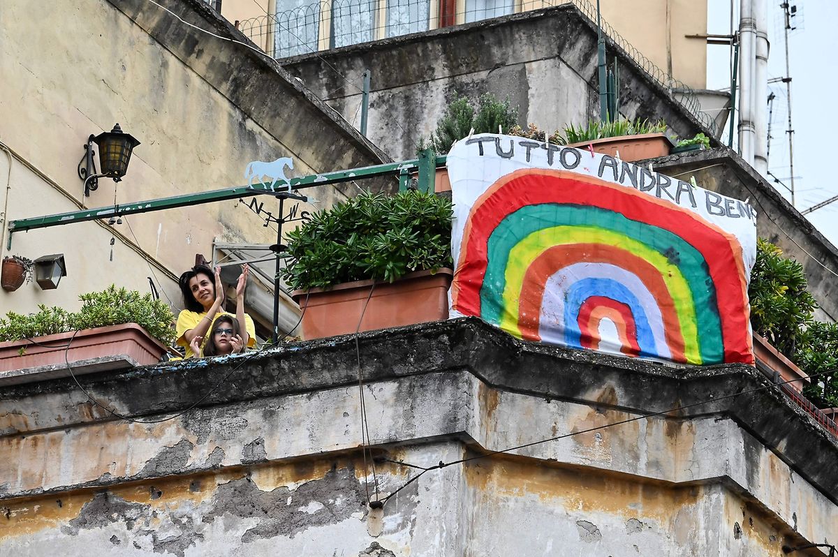 Musik Auf Balkonen Italiener Trotzen Der Corona Epidemie