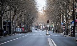 A traffic light shows 'red' along a deserted Boulevard Saint-Michel in Paris, on March 19, 2020, as a strict lock down comes into effect to stop the spread of the COVID-19 in the country. - French President asked people to stay at home to avoid the spreading the Covid-19, saying only necessary trips would be allowed and violations would be punished. The country has already shut cafes, restaurants, schools and universities and urged people to limit their movements. (Photo by Martin BUREAU / AFP)