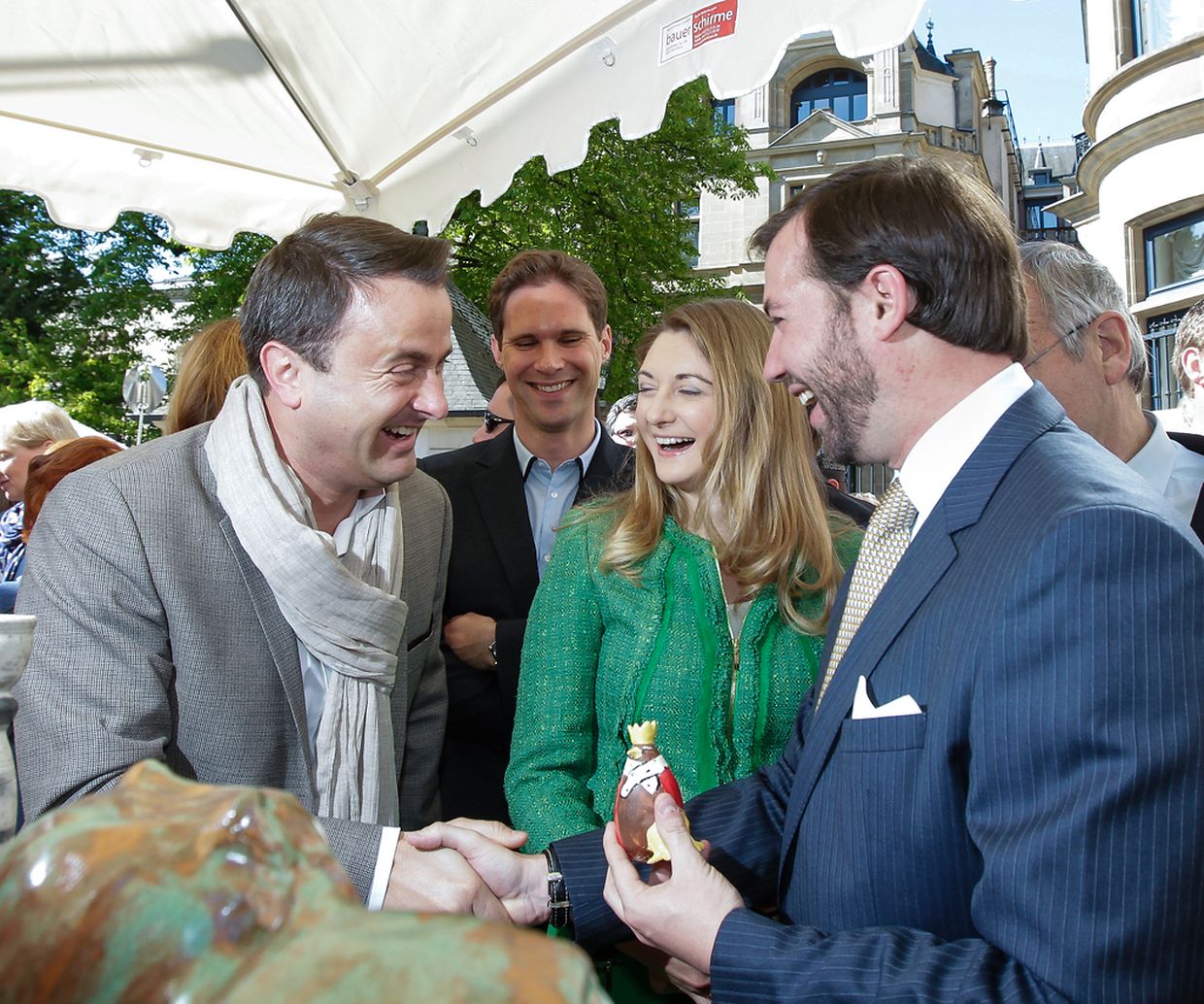 Sie fand es wohl auch recht amüsant, als Premierminister Xavier Bettel ihrem Mann bei der Emaischen ein Peckvillchen mit Krone schenkte.