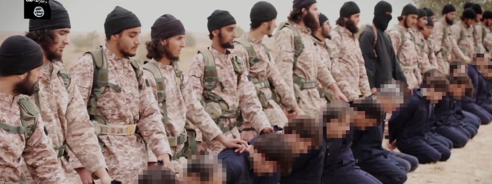 Une image issue d'une vidéo de propagande de l'Etat Islamique montrant un groupe de djihadistes se préparant à éxécuter simultanément 15 prisonniers syriens