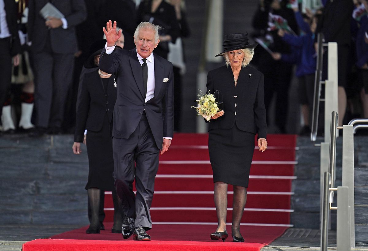 König Charles III. und die Königsgemahlin Camilla verlassen das walisische Parlament nach einem Besuch zur Entgegennahme eines Kondolenzantrags nach dem Tod von Königin Elisabeth II.