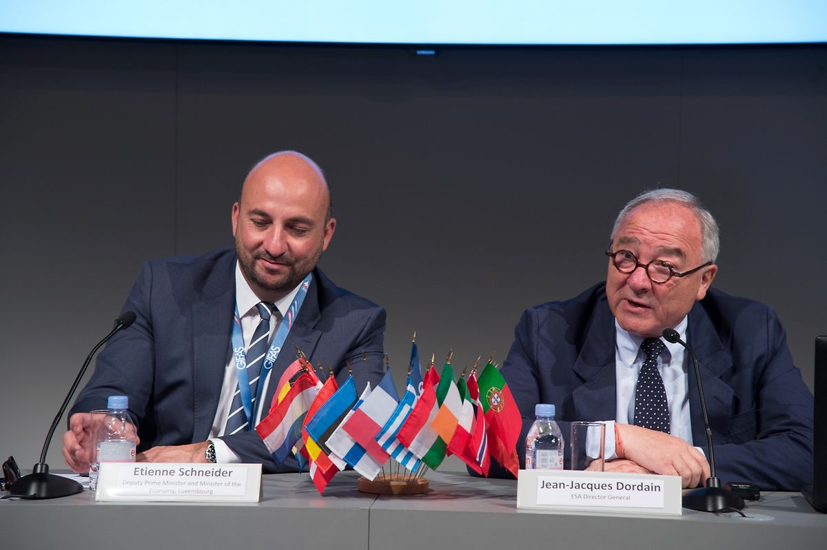 O ministro da Economia, Etienne Schneider, com o antigo director da Agência Espacial Europeia, Jean-Jacques Dordain, consultor do Governo para esta matéria