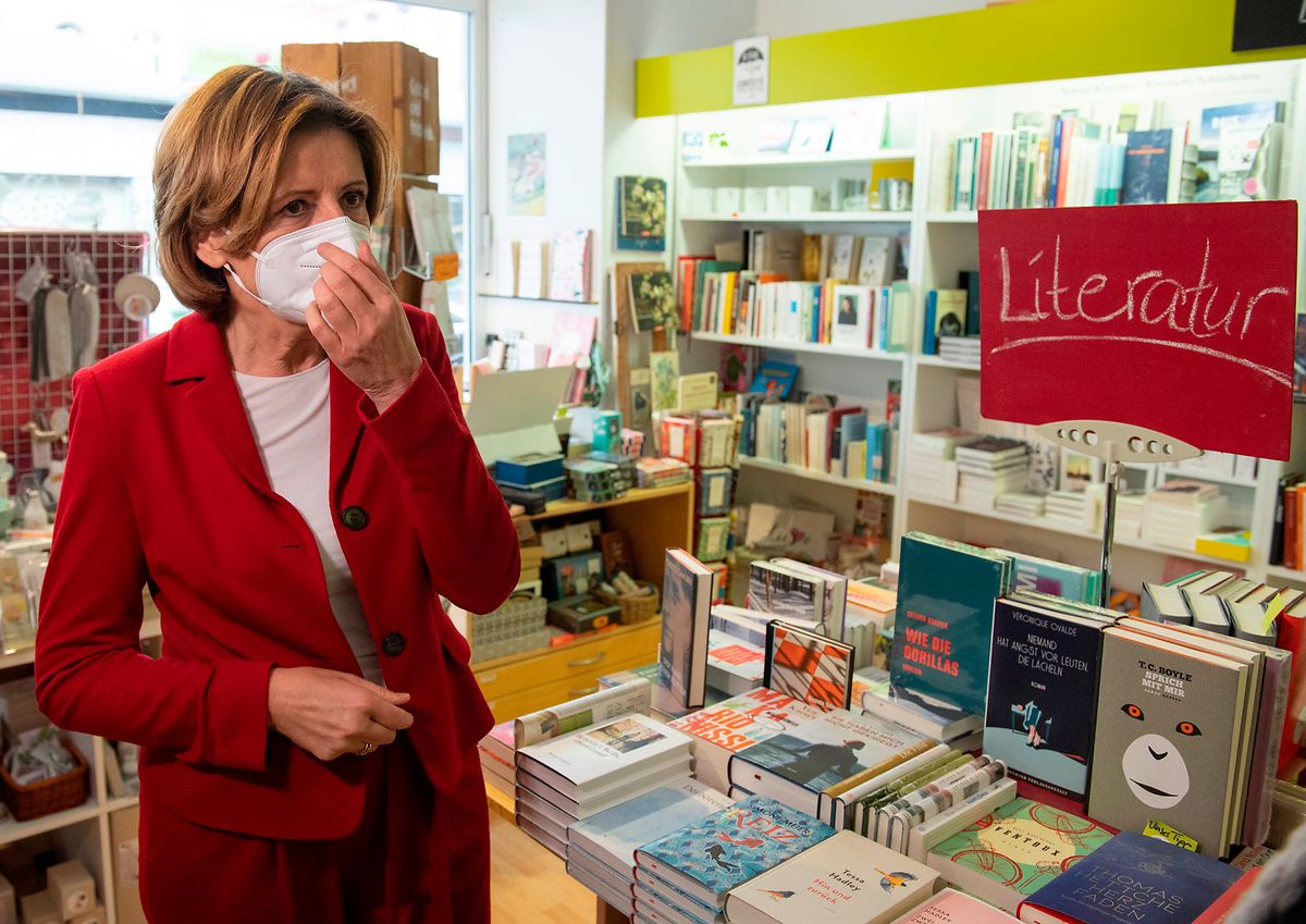 Malu Dreyer beim Besuch eines Bücherladens in Mainz. 
