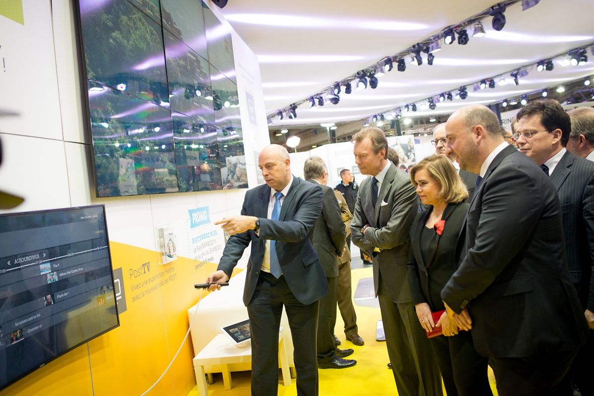 Auf dem Weg zu den Ausstellern: Das großherzogliche Paar auf Stippvisite auf der Frühjahrsmesse. 