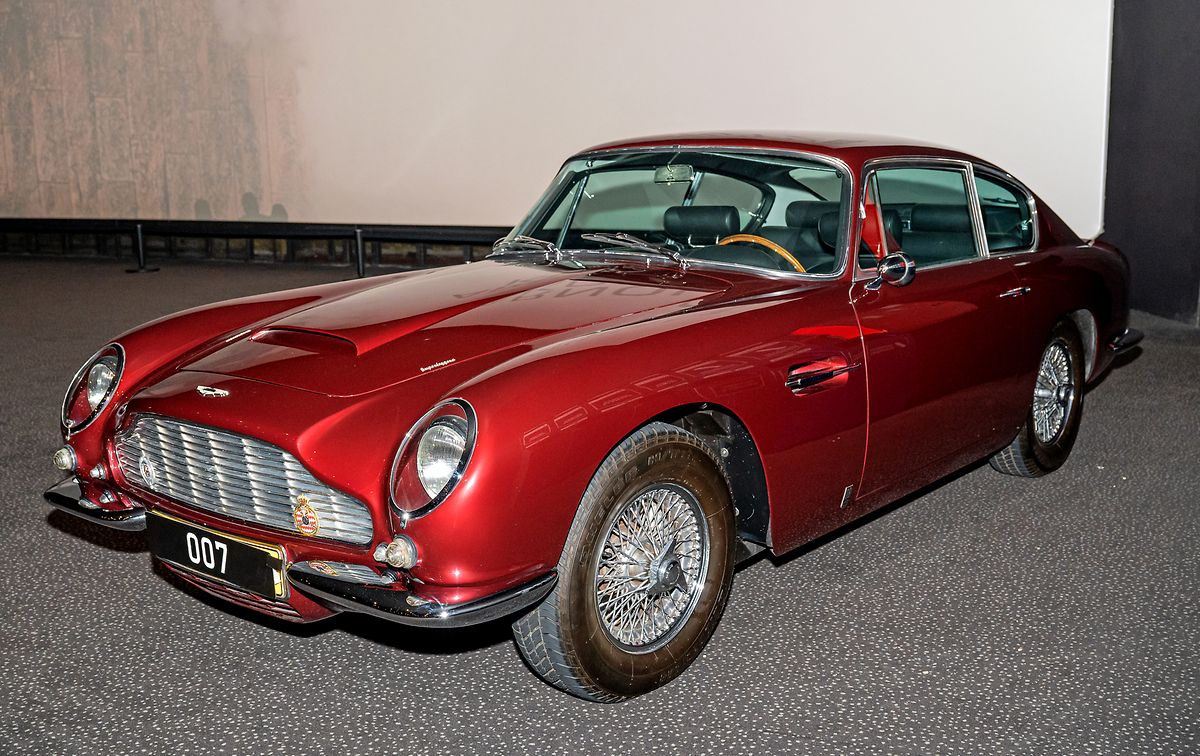 O Grupo Arnold Kontz disponibilizou alguns carros Aston Martin, replicando os popularizados pelos filmes do 007, para o Kinepolis, como parte da estreia do novo James Bond. 