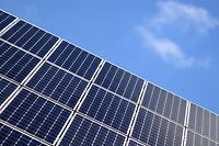 ARCHIV - 01.04.2013, Niedersachsen, Salzbergen: Eine Solaranlage ist vor dem blauem Himmel zu sehen. (Zu dpa "Studie: EU produzierte diesen Sommer so viel Solarstrom wie noch nie") Foto: Daniel Reinhardt/dpa +++ dpa-Bildfunk +++