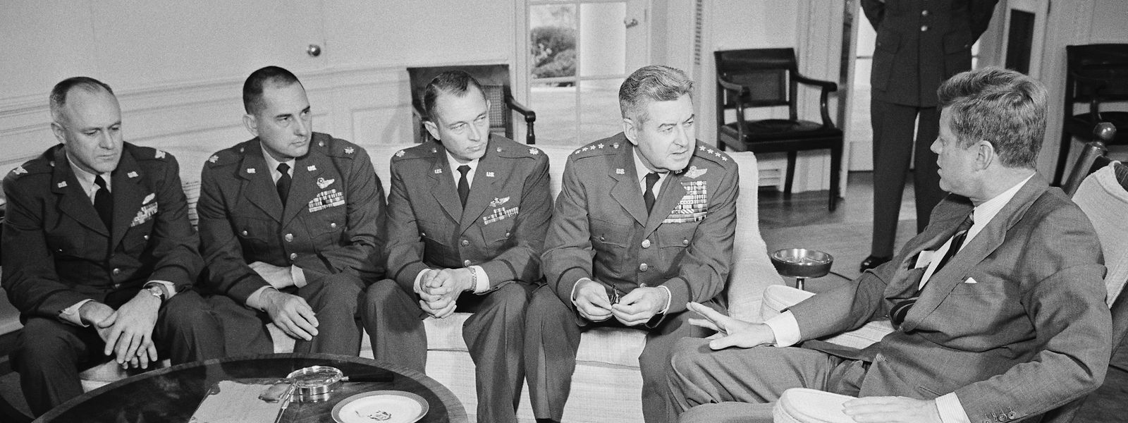 Präsident John F. Kennedy (rechts) empfing im Weißen Haus die beiden Air Force-Piloten, die Aufklärungsflüge über Kuba durchgeführt hatten, sowie die für die Auswertung ihrer Berichte und Fotos zuständigen Pentagon-Beamten. Von links nach rechts: Oberst Ralph D. Steakly, der Auswerter; Oberstleutnant Joe M. O'Grady, Major Richard S. Heyser und General Curtis Lemay.