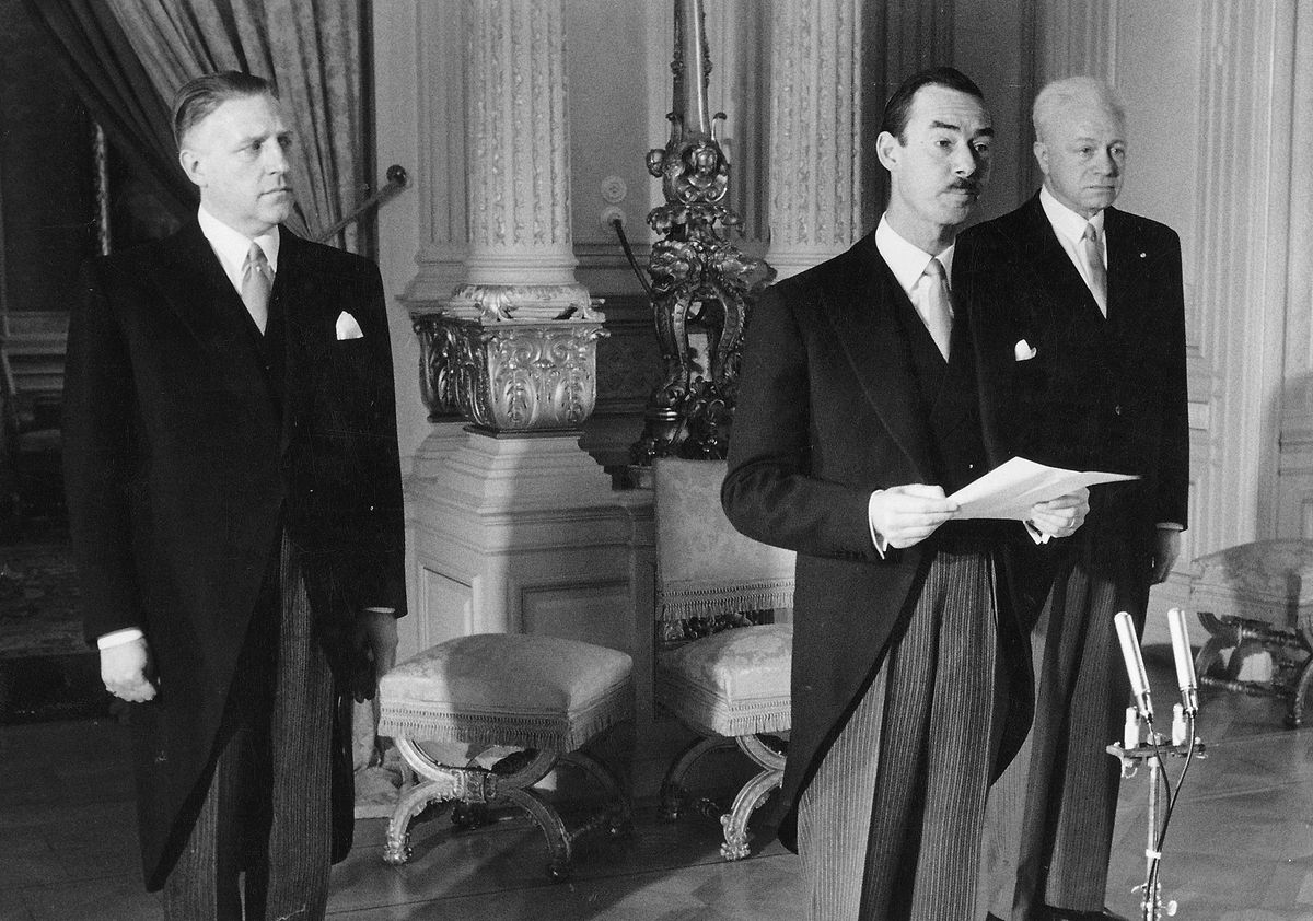 Aux côtés de Pierre Werner (à gauche) et du Maréchal de la Cour Alfred Loesch (à droite), le 4 mai 1961.