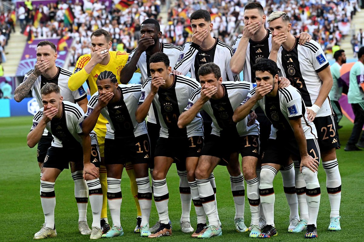 Für das Mannschaftsfoto vor den Spiel gegen Japan halten sich die deutschen Nationalspieler den Mund zu.