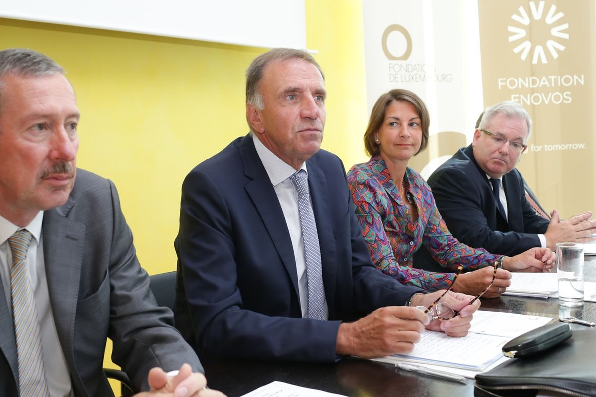 Der Enovos-CEO Jean Lucius und der Präsident der Fondation Marc Solvi (2. v.l.) betonten die gute Zusammenarbeit mit der Generaldirektorin der Fondation de Luxembourg Tonika Hirdman und dem Forschungsinstitut LIST und dessen Generaldirektor Gabriel Crean (v.l.n.r.).