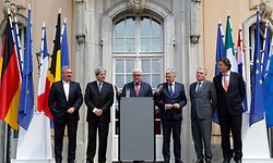 Luxembourg's Foreign Minister Jean Asselborn, Italian Foreign Minister Paolo Gentiloni, German Foreign Minister Frank-Walter Steinmeier, French Foreign Minister Jean-Marc Ayrault, Belgium's Minister of Foreign Affairs Didier Reynders and Dutch Foreign Minister Bert Koenders (L-R) attend a press conference after a foreign minister meeting of the EU founding members in Berlin, Germany, June 25, 2016.    REUTERS/Axel Schmidt     TPX IMAGES OF THE DAY     