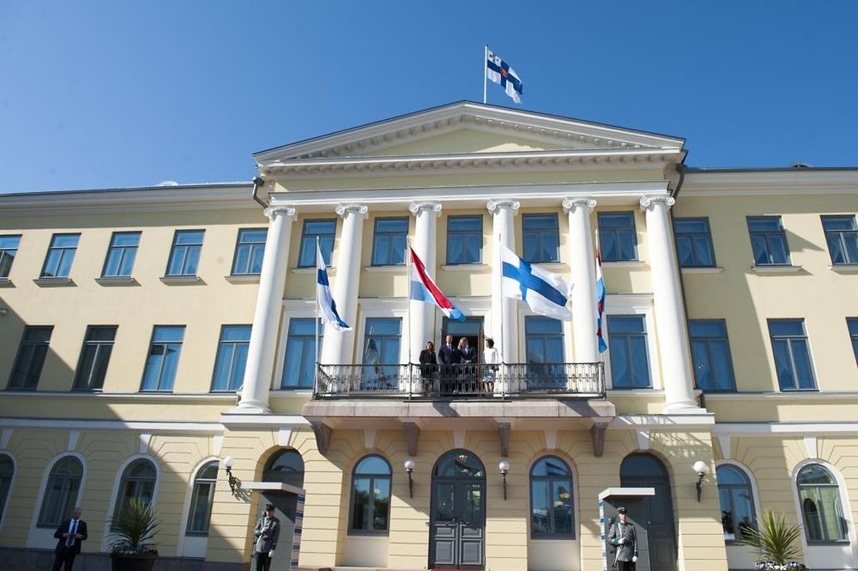 Bei herrlichem Frühlingswetter zeigten sich die Staatsoberhäupter den finnischen Bürgern auf dem Balkon des Palastes in Helsinki.
