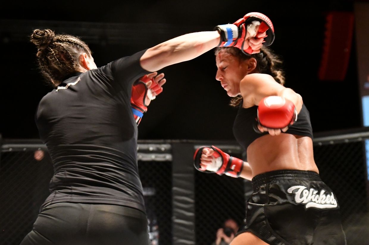 Lucie Bertaud contre Karolina Hulko.