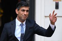 New Conservative Party leader and incoming prime minister Rishi Sunak waves as he leaves from Conservative Party Headquarters in central London having been announced as the winner of the Conservative Party leadership contest, on October 24, 2022. - Britain's next prime minister, former finance chief Rishi Sunak, inherits a UK economy that was headed for recession even before the recent turmoil triggered by Liz Truss. (Photo by Daniel LEAL / AFP)