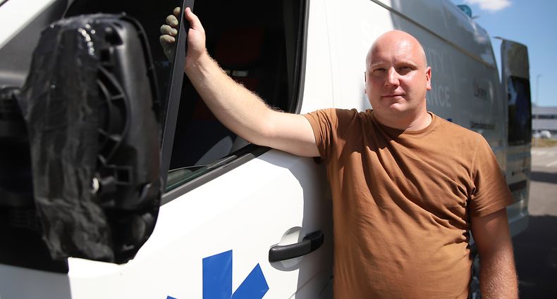 Anton ist eigentlich Leiter einer Autowerkstatt in der Ukraine. Seit fünf Monaten macht er beruflich „das hier“.
