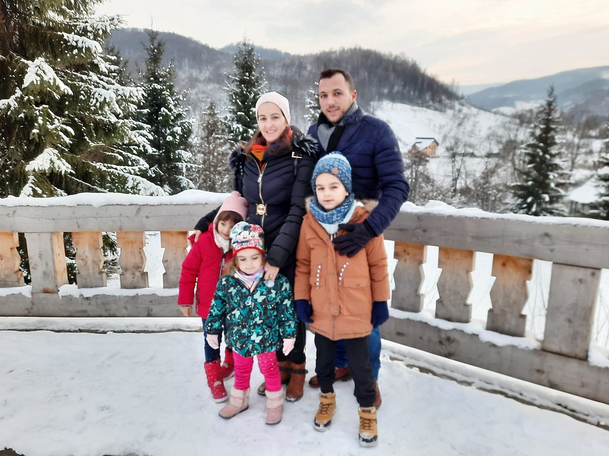 Liliana e Ioan com os três filhos na terra natal dele, em Maramureș, na Roménia.