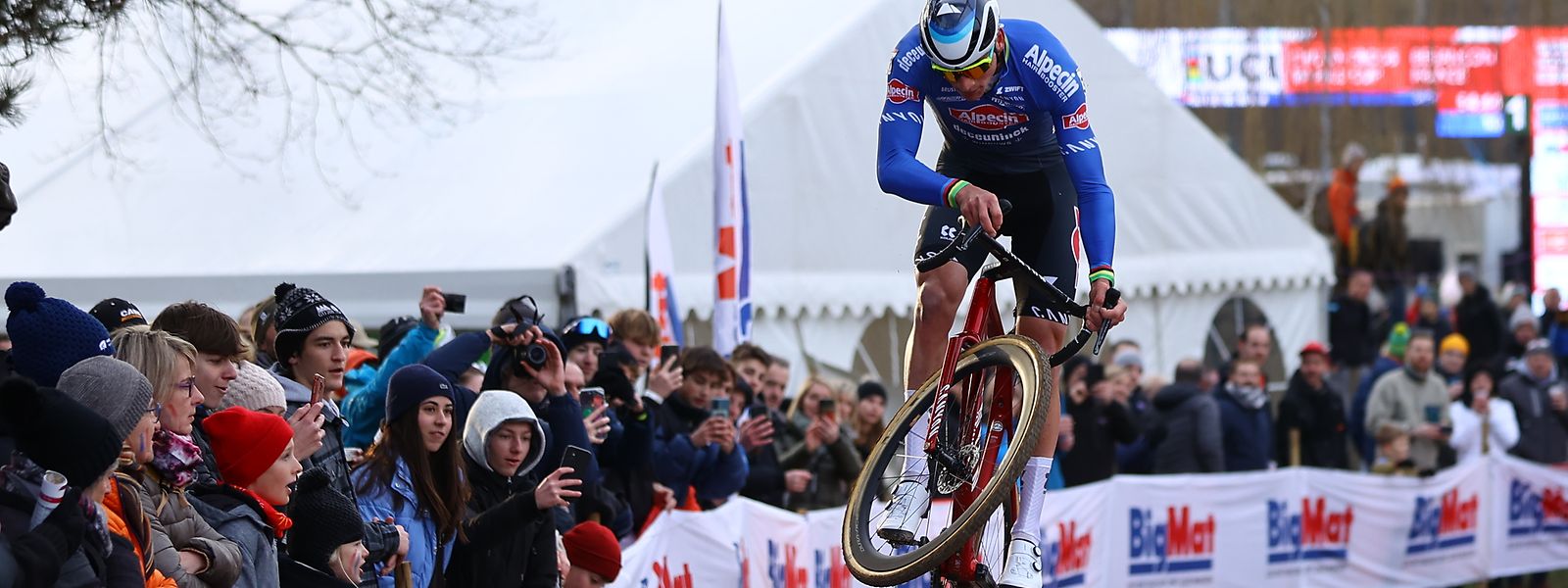 Der Niederländer Mathieu van der Poel in Aktion während des Elite-Rennens der Männer beim Cyclocross-Weltcup. Das Rennen war die vierzehnte und damit letzte Etappe des Weltcups der Saison 2022/2023.