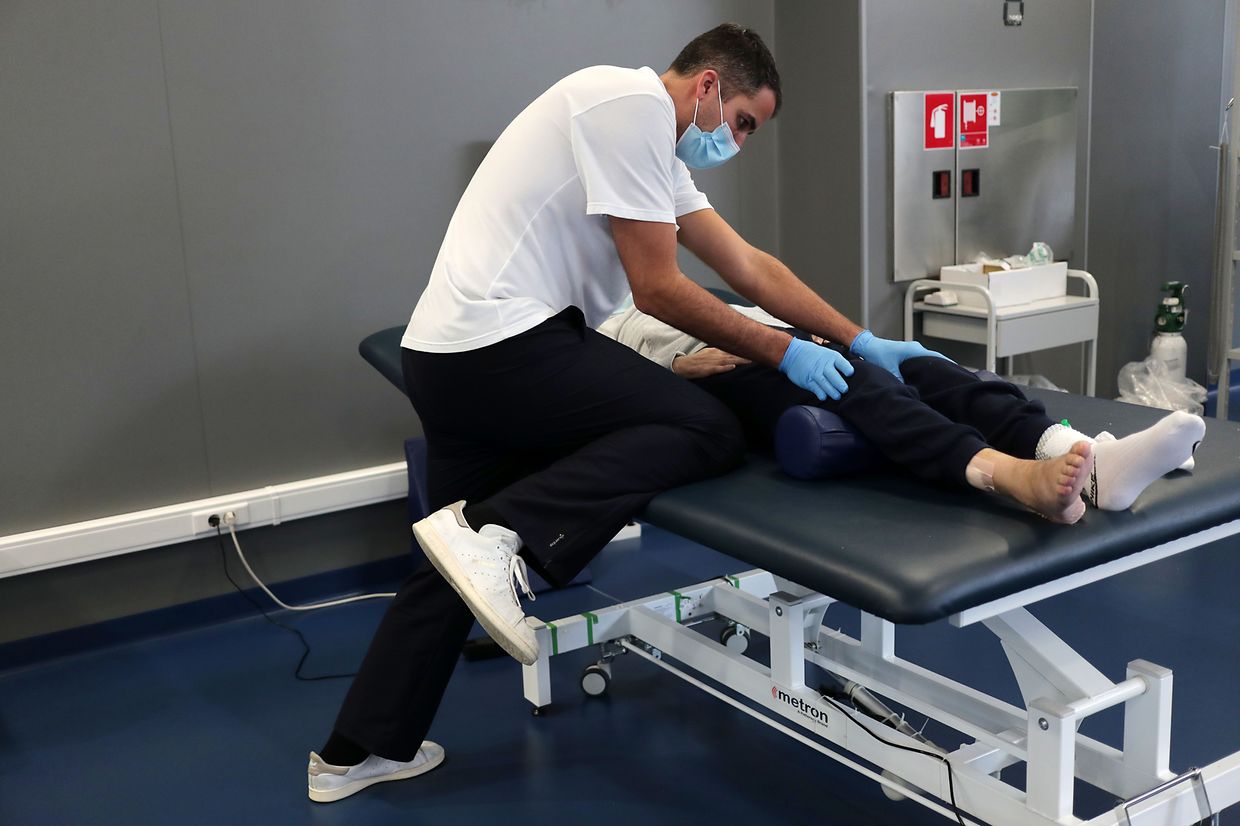 Rui Ribeiro (D) durante uma sessão de fisioterapia no Centro de Reabilitação do Norte (CRN), Vila Nova de Gaia, 16 de novembro de 2020. Fisioterapia, terapia ocupacional, terapia da fala e neuropsicologia são especialidades do CRN, localizado em Vila Nova de Gaia, no distrito do Porto, que desde maio recebe doentes com sequelas pós infeção covid-19. (ACOMPANHA TEXTO DE 19/11/2020) ESTELA SILVA/LUSA