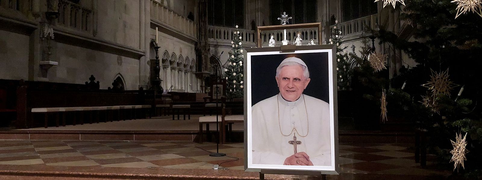 Innerhalb der letzten Tage hatte sich der Gesundheitszustand des emeritierten Papstes, Benedikt XVI., verschlechtert. Papst Franziskus hatte die Gläubigen um ein „spezielles Gebet“ für seinen Vorgänger gebeten, dieser sei „sehr krank“. 