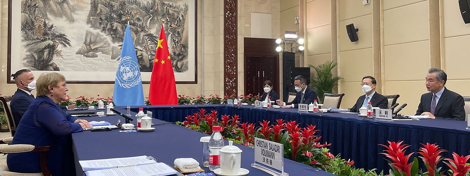 Die UN-Menschenrechtsbeauftragte Michelle Bachelet (links) im Gespräch mit Chinas Außenminister Wang Yi (rechts) während ihres Treffens in der südchinesischen Stadt Guangzhou.