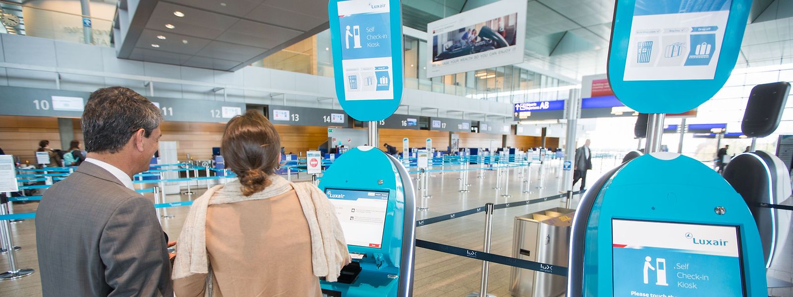 Die fünf blauen Automaten sind ausschließlich für Luxair-Passagiere. 