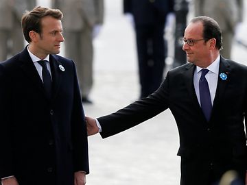 8. Mai-Feiern in Paris: Macron und Hollande Seite an Seite bei Weltkriegs-Gedenken