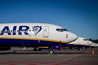 15.06.2020, Belgien, Charleroi: Passagierflugzeuge der Fluggesellschaft Ryanair stehen am Flughafen Br¸ssel-S¸d. Der Flughafen Br¸ssel-S¸d nimmt nach einer coronabedingten Zwangspause den Betrieb f¸r Passagiere wieder auf. Foto: Virginie Lefour/BELGA/dpa +++ dpa-Bildfunk +++