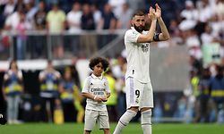 TOPSHOT - Real Madrid's French forward Karim Benzema applauds next to his son at the end of the Spanish league football match between Real Madrid CF and Athletic Club Bilbao at the Santiago Bernabeu stadium in Madrid on June 4, 2023. (Photo by Pierre-Philippe MARCOU / AFP)