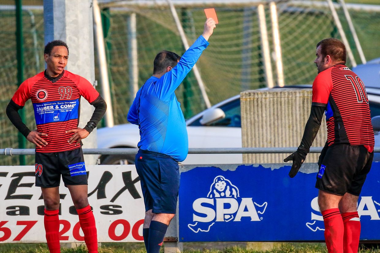 Dejan Rafailovic (Aspelt) est exclu sous les yeux de son coéquipier, Albertino Tavares da Veiga