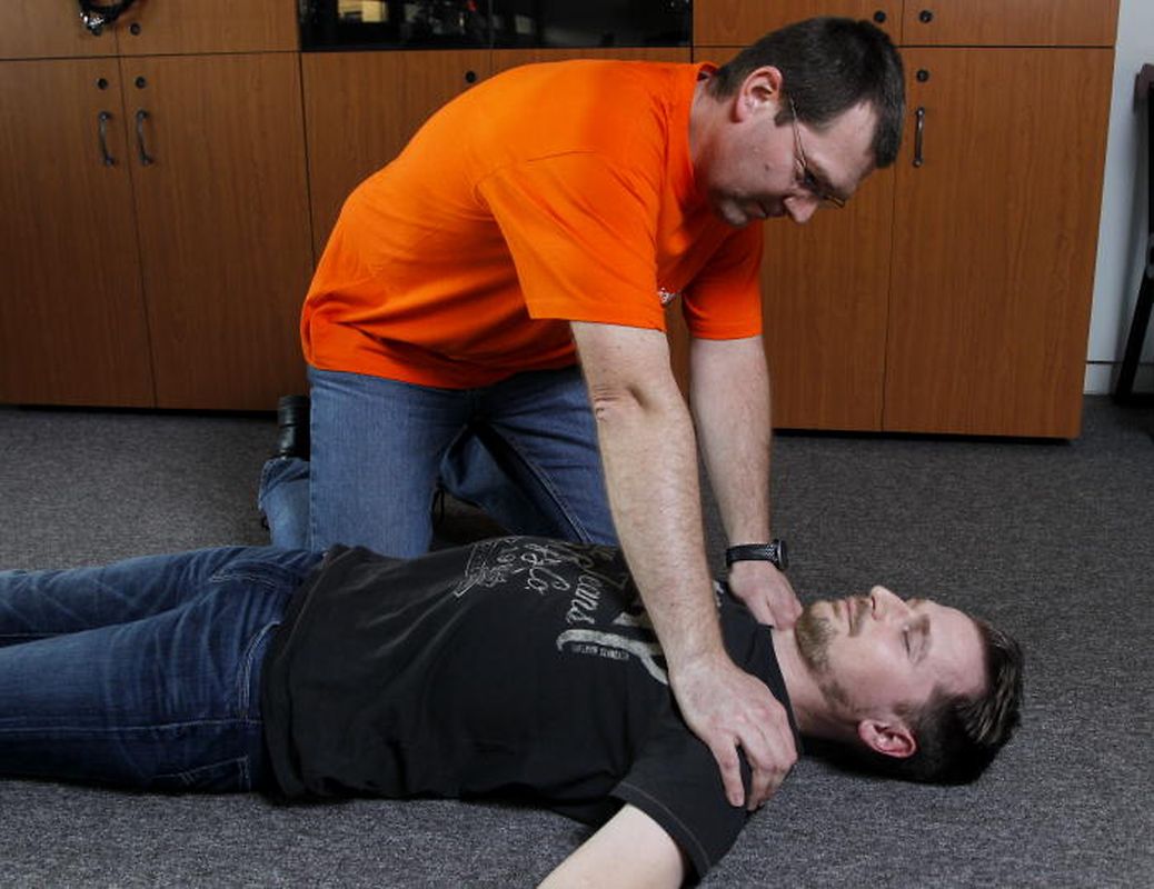 1) Situation erkennen: Jemand wird regungslos aufgefunden oder plötzlich bewusstlos. Reagiert er nicht auf Ansprechen oder Rütteln, zeigt keine oder nur eine unregelmäßige Atmung, deutet das auf einen Herzstillstand hin. 