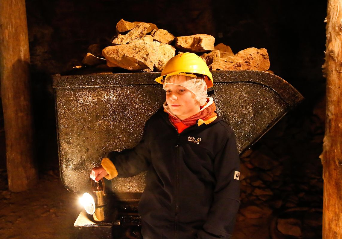 Die Karbidlampen der Besucher waren die einzige Lichtquelle in den dunklen Gängen der Grube. 