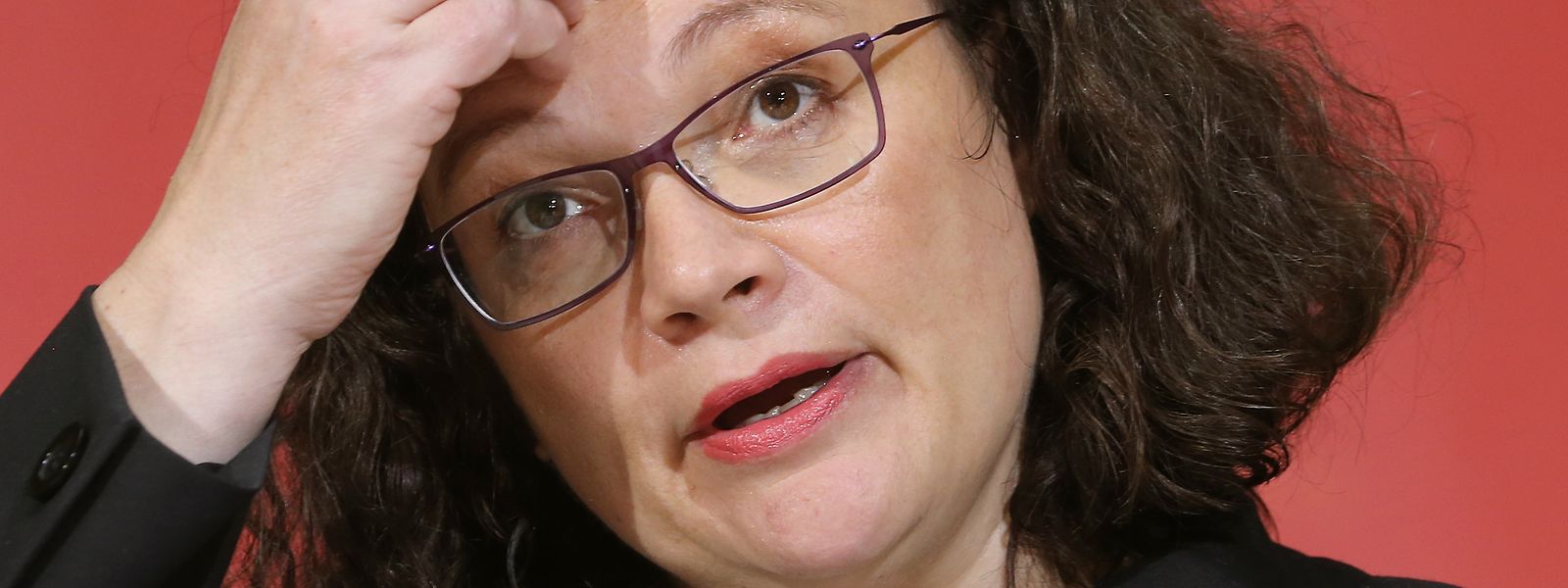 ARCHIV - 29.10.2018, Berlin: Andrea Nahles (SPD), Bundesvorsitzende der SPD, beantwortet nach der Sitzung des Vorstandes der SPD-Bundespartei Fragen von Journalisten zu den Ergebnissen der Landtagswahl in Hessen. (zu dpa "Nahles geht gegen interne Kritiker in die Offensive" vom 03.11.2018) Foto: Wolfgang Kumm/dpa +++ dpa-Bildfunk +++