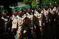 ARCHIV - 07.10.2019, Mali, Koulikoro: Soldaten der malischen Streitkräfte treten im EUTM-Ausbildungszentrum zusammen an. Die Lage in der Sahel-Region hat sich in den vergangenen Wochen weiter zugespitzt. Immer wieder haben greifen islamistische Terrorgruppen an und töten Dutzende Soldaten oder Zivilisten. (zu dpa «Terrorgruppen können in Sahelregion «uneingeschränkt agieren»») Foto: Arne Immanuel Bänsch/dpa +++ dpa-Bildfunk +++