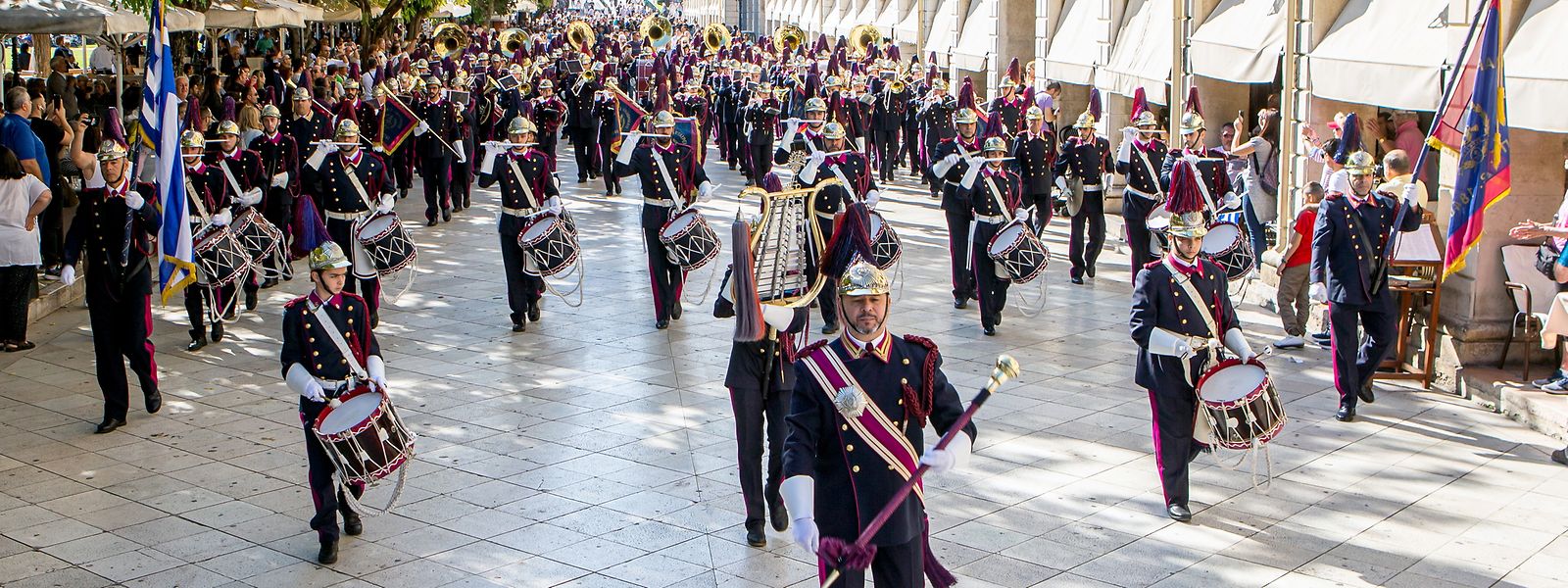 Zum Osterfest ziehen unzählige Musiker durch die Straßen der Stadt Korfu.  