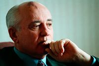 04.03.1999, USA, Lisle: Der ehemalige sowjetische Staatschef Michail Gorbatschow beantwortet Fragen der Redaktion der Chicago Tribune. Gorbatschow, der russische Friedensnobelpreisträger und ehemalige sowjetische Staatschef ist tot. Er starb im Alter von 91 Jahren in Moskau. Foto: John Kringas/Chicago Tribune via ZUMA Press/dpa +++ dpa-Bildfunk +++