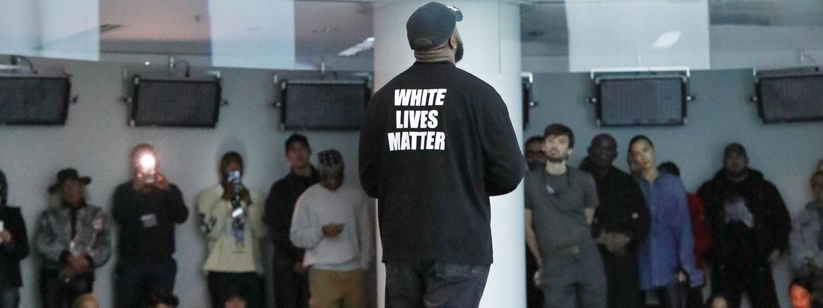Kanye West ist mittlerweile bekannt für sein bizarres Gebaren. Sein „White Lives Matter“-Shirt ist die Fortsetzung einer ganzen Reihe von Eklats.