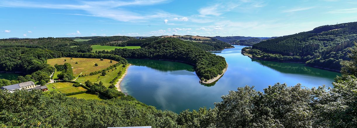 Vakanz Doheem - Aussichtsplattform Belvédère Burfelt im Naturpark Obersauer - Foto: Serge Waldbillig