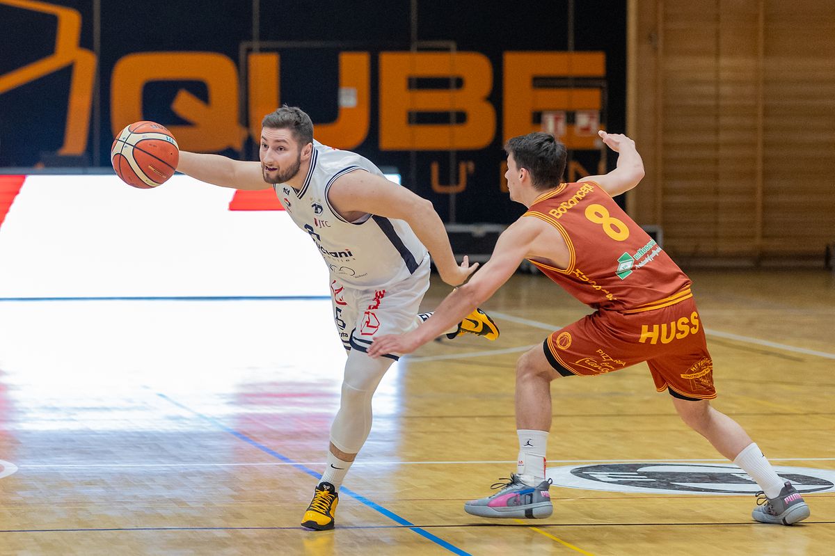 Düdelingens Kevin Moura zieht an Heffingens Tim Schomer vorbei.