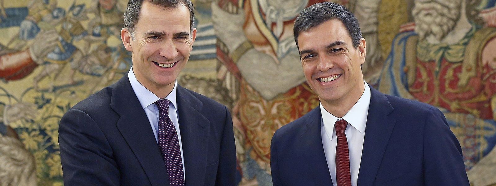  Spaniens König Felipe (l.) begrüsst PSOE-Chef Pedro Sánchez im Zarzuela Palast in Madrid.