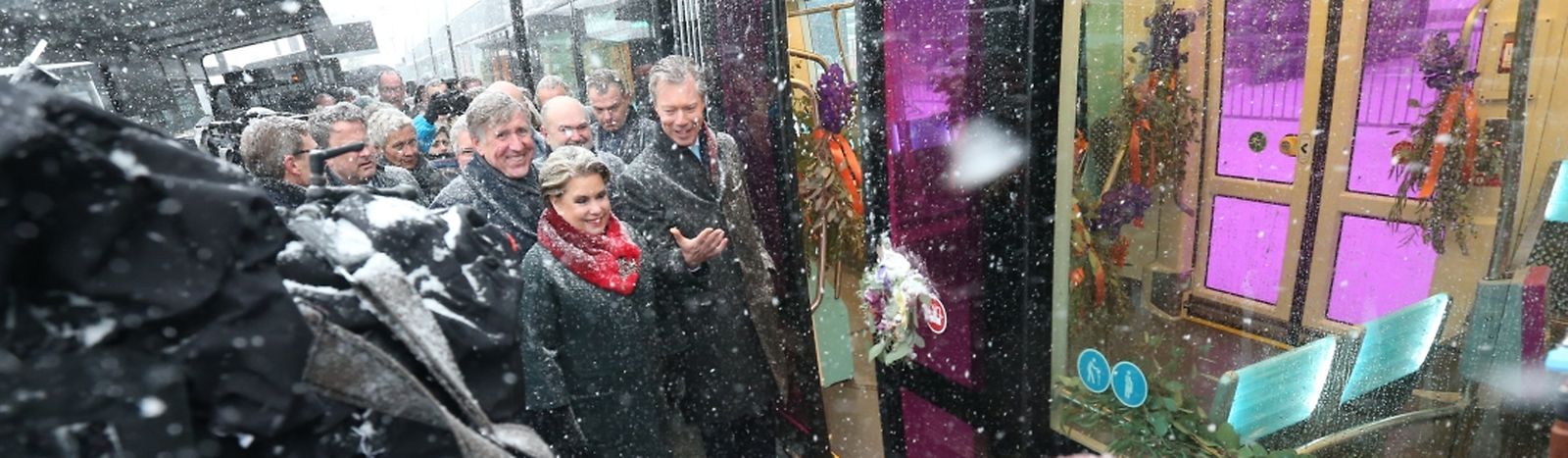 Le grand-duc Henri et la grande-duchesse Maria Teresa s'engouffrent pour la première fois dans le nouveau tram de la capitale au niveau de la station «Rout Bréck-Pafendall». 