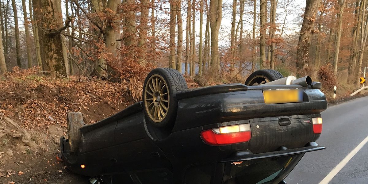 Der Fahrer überstand den Überschlag unverletzt.
