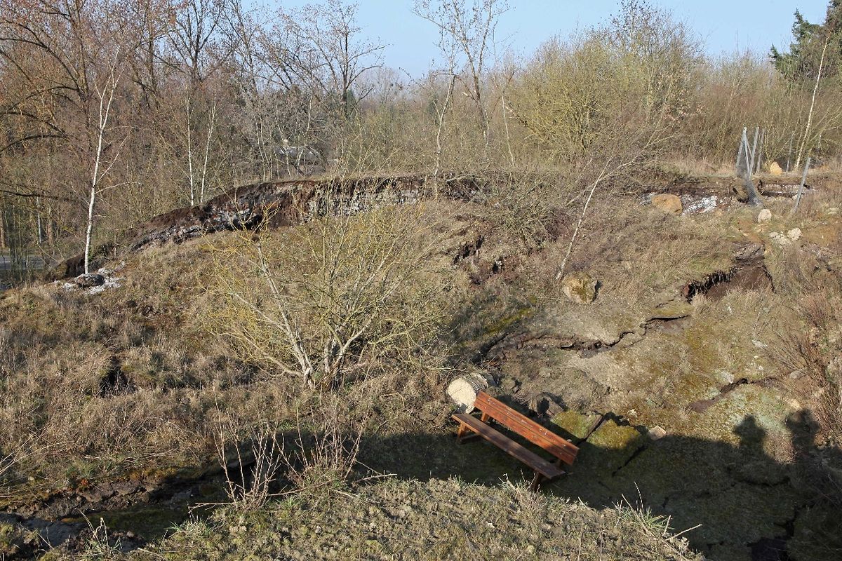 Gefahr für Spaziergänger: Der Hang, auf dem diese Parkbank stand, rutschte auf breiter Front ab.